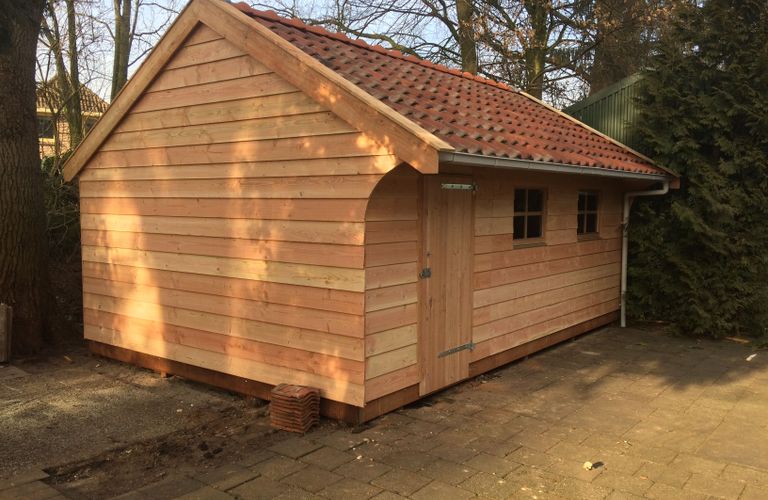 Berging met puntdak en luifel