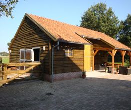 Paardenboxen hebben wij in meerder maten. Zowel in enkele als dubbele stallen.