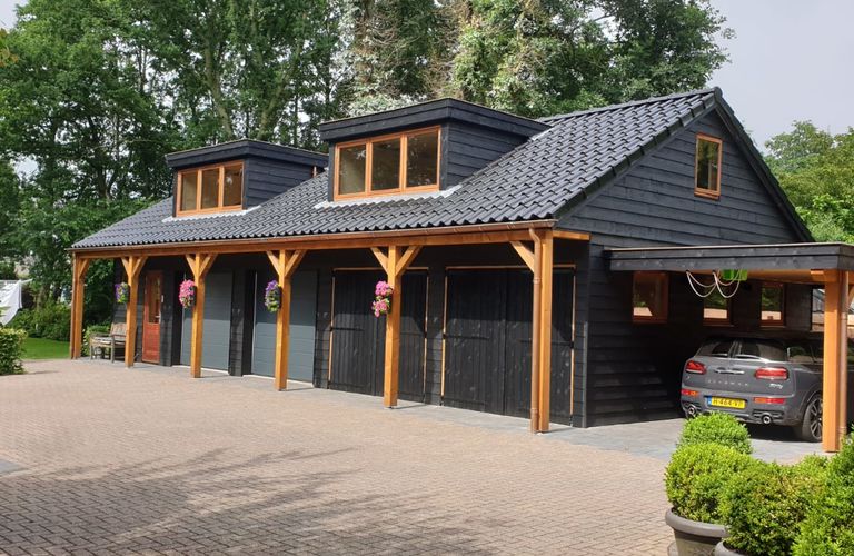 Houten kapschuur met dakkapel 